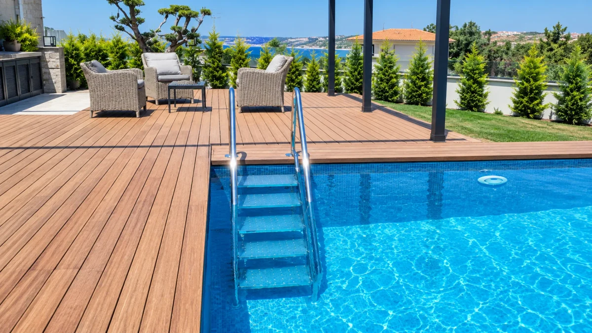 Mirror-polished AISI 316 stainless steel pool ladder installed on luxury pool coping